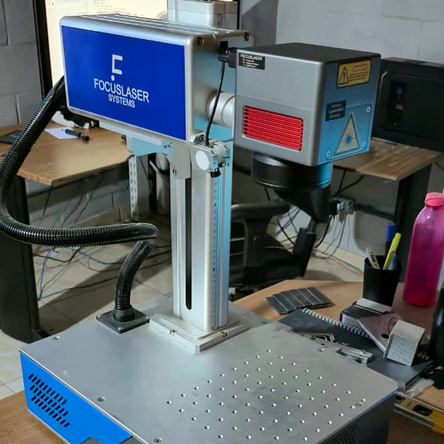 Gravadora a laser Focus Laser na oficina da Steel Tech